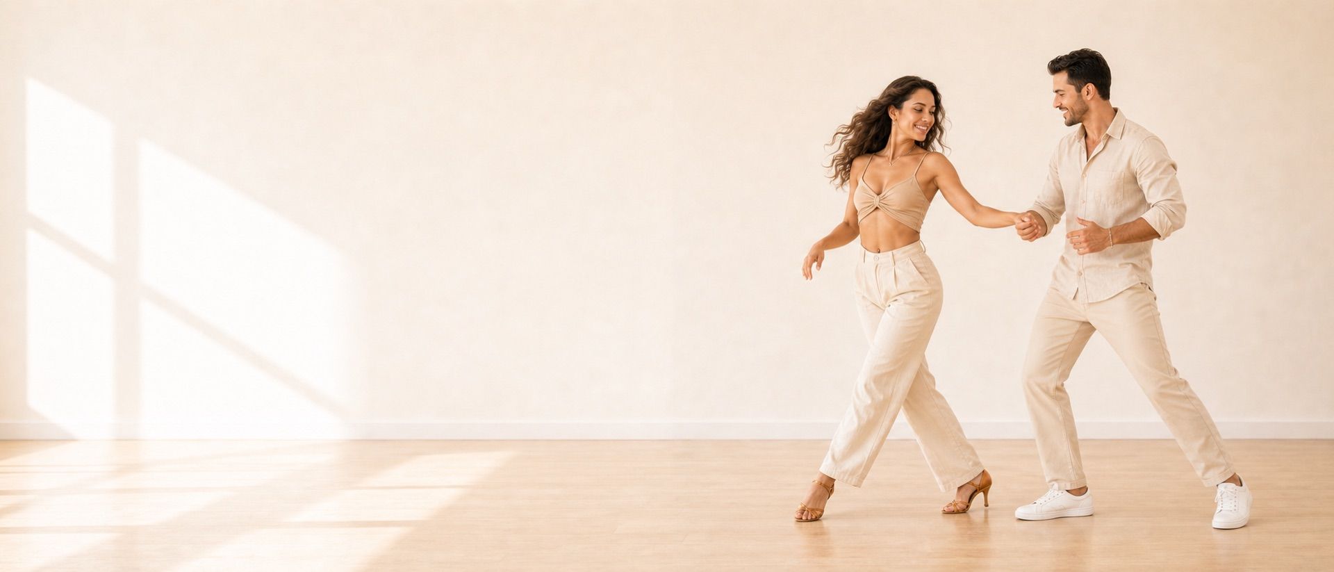 Ein Salsa-Tanzpaar tanzt dynamisch und freundlich in einem warm beleuchteten Studio.